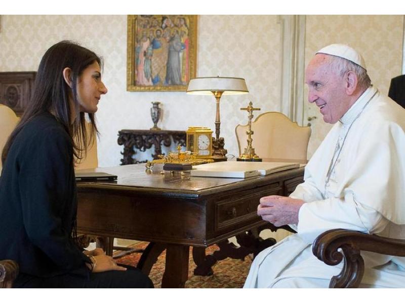 Vaticano: dare tempo al sindaco Raggi. Renzi: il Pd non la attacchi